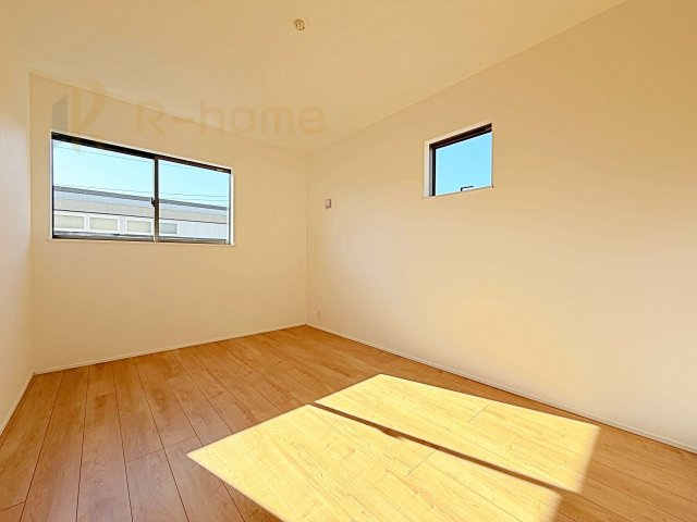 牛久市上柏田4丁目第1期　新築戸建て　1号棟の洋室|2面窓の風通しの良い洋室です♪差し込む暖かな陽当たりで、室内がくつろげる空間に早変わりです♪