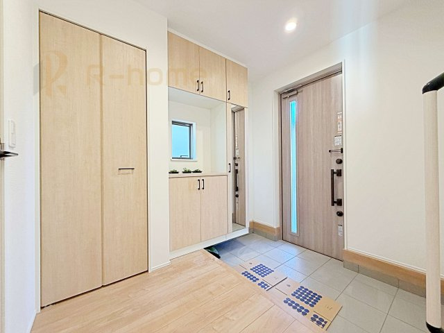 牛久市上柏田4丁目第1期　新築戸建て　1号棟の玄関|気持ちよくご家族やゲストを送迎できる穏やかな雰囲気の玄関♪大きな下駄箱で玄関廻りスッキリ♪