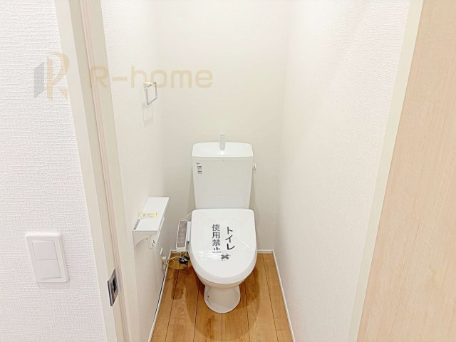 牛久市上柏田4丁目第1期　新築戸建て　1号棟のトイレ|温水洗浄便座付きのトイレ。
トイレが２ヵ所設置で朝の忙しい時間でも安心です。