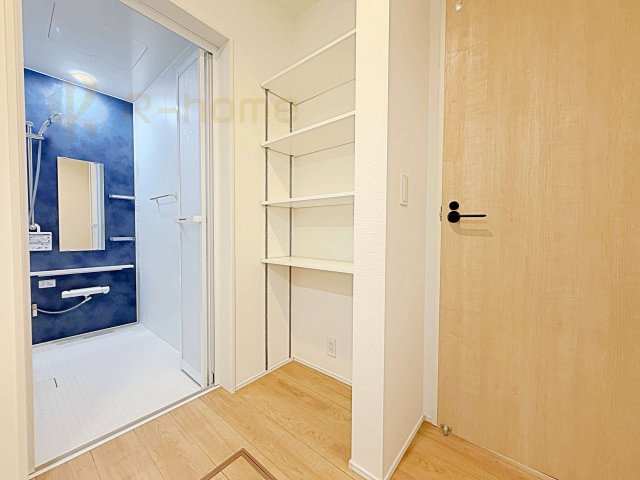 牛久市上柏田4丁目第1期　新築戸建て　1号棟の収納|洗面所に便利な可動棚付き！タオルや衣類の収納に便利です♪