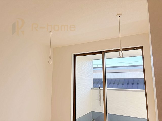 牛久市上柏田4丁目第1期　新築戸建て　1号棟の設備|主寝室に嬉しいホスクリーン付き！雨の日や花粉の時季も安心して洗濯物を干せます♪