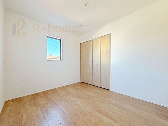 牛久市上柏田4丁目第1期　新築戸建て　1号棟の洋室|どんな部屋家具も合わせやすいシンプルな洋室！
たっぷりの日差しと心地よい風が舞い込む住まい♪