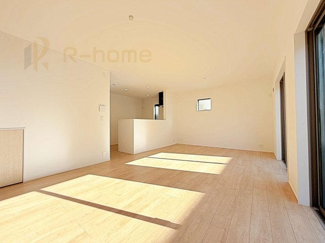 牛久市上柏田4丁目第1期　新築戸建て　1号棟の居間・リビング|広々としたLDK♪自然と家族が集まるリビング階段プラン♪