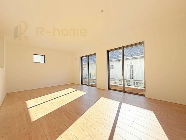 牛久市上柏田4丁目第1期　新築戸建て　1号棟の居間・リビング|開放感のあるリビングには収納スペースもあり、ゆったりした空間を保てます♪