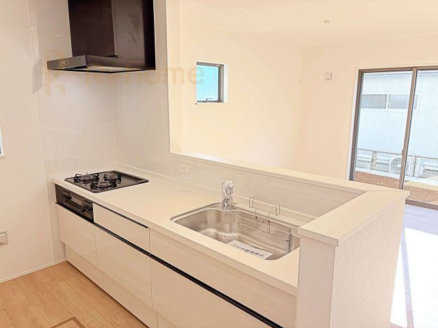 牛久市上柏田4丁目第1期　新築戸建て　1号棟のキッチン|料理をしながら家族とコミュニケーションが取れる対面式システムキッチン。