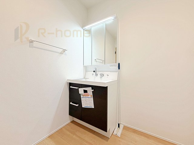 牛久市上柏田4丁目第1期　新築戸建て　1号棟の洗面所|三面鏡の使いやすい洗面台です。忙しい朝も家族みんなで身支度可能なスペース。