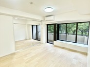 ロイヤルシャトー入船公園(鶴見区朝日町1丁目）の居間・リビング|こちらの居間で趣味の時間をお楽しみください