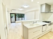 ロイヤルシャトー入船公園(鶴見区朝日町1丁目）のキッチン|キッチンスペースは十分な広さで冷蔵庫や食器棚などもスッキリ置けます　家族との会話が弾む対面キッチン　