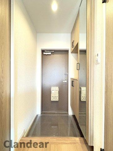 ファミール松戸リバーステージの玄関|ご家族のお帰りを暖かく迎えてくれる広々とした玄関スペース♪収納充実で玄関周りもスッキリお使いいただけます(^^)