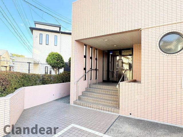 ファミール松戸リバーステージのエントランス|落ち着いた雰囲気のエントランスが、住まう人をやさしく迎える空間。丁寧に管理された印象が伝わります