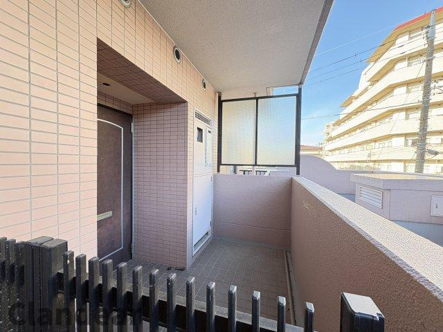 ファミール松戸リバーステージの玄関|戸建感覚のポーチ付き♪プライバシーが守られ、防犯面でも安心です