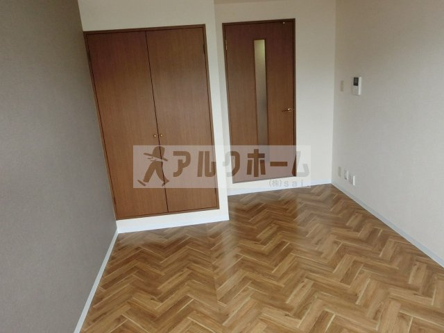 柏原市国分本町３丁目の賃貸マンションの洋室