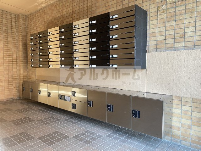 柏原市国分本町３丁目の賃貸マンションのエントランス