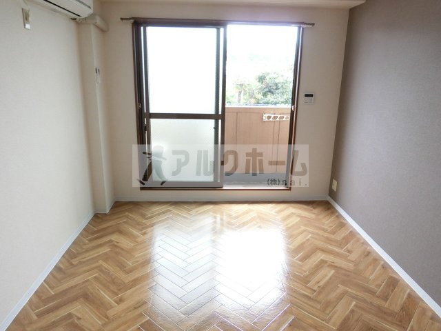 柏原市国分本町３丁目の賃貸マンションの洋室