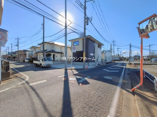 所沢市中富南3丁目・全1棟　新築一戸建　～LDK21.6帖～の前面道路含む現地写真