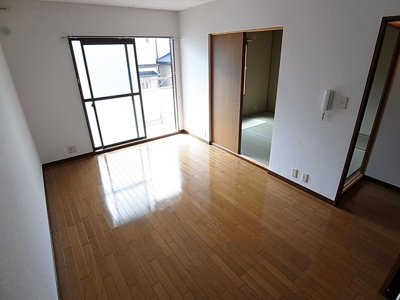 【居間・リビング】 | アイマンション長尾 | 日当たり良好のリビング