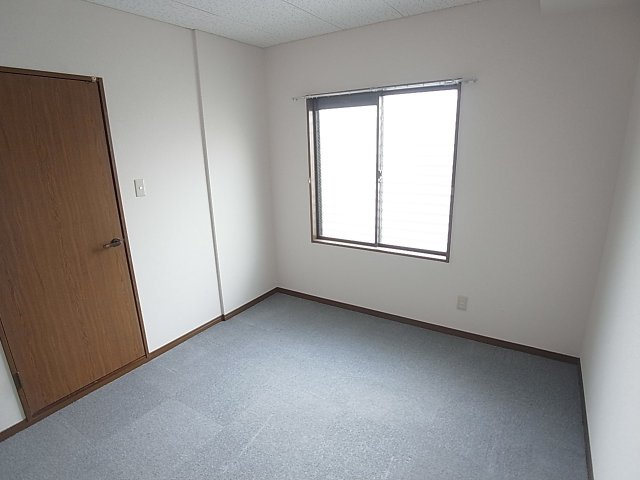 アイマンション長尾の内装|洋室6帖も綺麗です