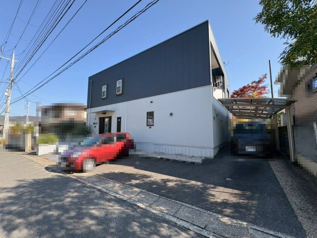 京都市西京区大原野西境谷町1丁目の前面道路含む現地写真|ツートンカラーのオシャレな外観です。