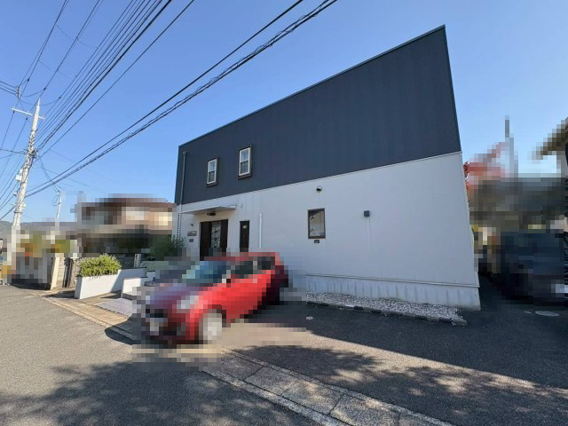 【価格改定】京都市西京区大原野西境谷町1丁目の前面道路含む現地写真|建物前にも駐車スペースが確保されています。