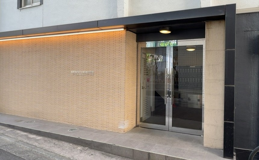 グランハイツ中野坂上のエントランス