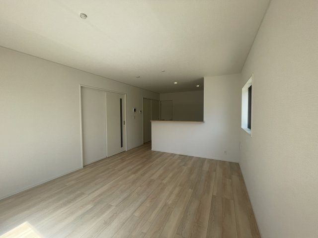 クレイドルガーデン八戸市小中野第7　1号棟の前面道路含む現地写真