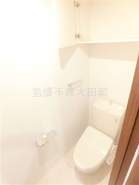 ドゥーエ梅屋敷のトイレ|吊戸棚と温水洗浄便座付きのトイレ　