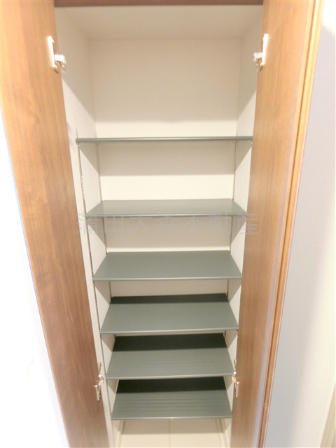 ドゥーエ梅屋敷の設備|玄関収納　