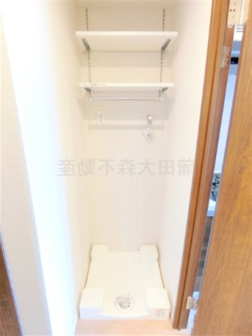 ドゥーエ梅屋敷の設備|棚付きの洗濯機置き場