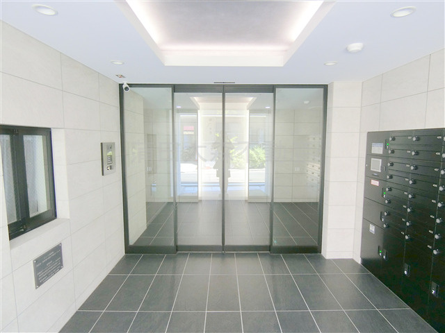 ドゥーエ梅屋敷のエントランス|防犯カメラTVモニター付オートロック宅配BOXメールBOX管理人室　エントランス