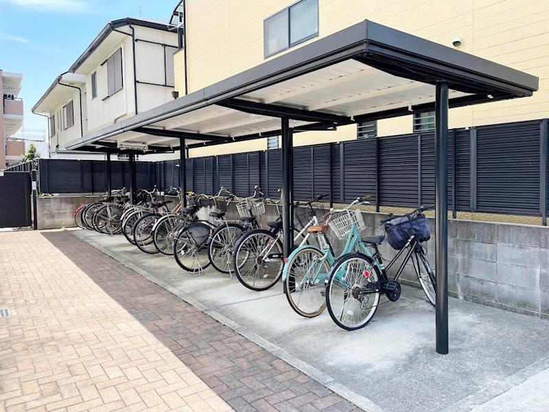 ボナール西宮のその他共用部分|屋根付き駐輪場です。