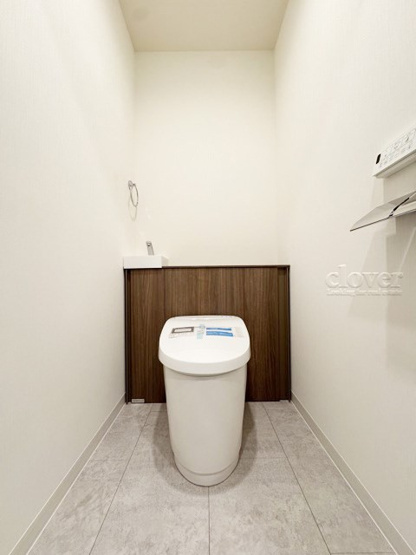 【トイレ】 | 湯島ビル | 温水洗浄便座付き　トイレはもともと個人の領域である自宅の中でも、最もプライベートな空間です。だからこそ、ほしい「落ち着き」がここにあります。～即日のご見学可能～　お問合せはお気軽にどうぞ。