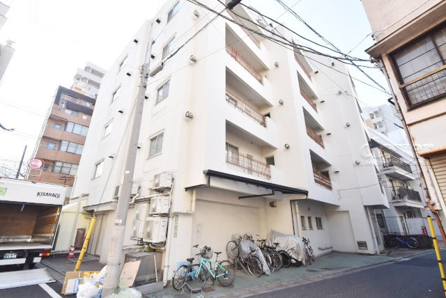 【現況写真】 | 湯島ビル | 手入れの行き届いた外壁やエントランスなど、「見ればわかる」レベルで清潔感を保ったマンションです。築年数を感じさせない姿で皆様をお出迎えします。～即日のご見学可能～　お問合せはお気軽にどうぞ。
