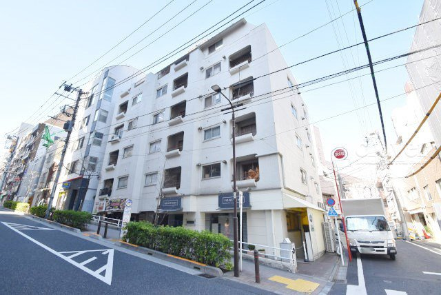 【外観】 | 湯島ビル | 手入れの行き届いた外壁やエントランスなど、「見ればわかる」レベルで清潔感を保ったマンションです。築年数を感じさせない姿で皆様をお出迎えします。～即日のご見学可能～　お問合せはお気軽にどうぞ。
