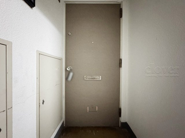 【その他共用部分】 | 湯島ビル | 皆様をお迎えする、お部屋の玄関ドア。開けやすさや開放角度、ドアノブの操作しやすさや鍵の形状などを、現地で一度ご確認ください。～即日のご見学可能～　お問合せはお気軽にどうぞ。