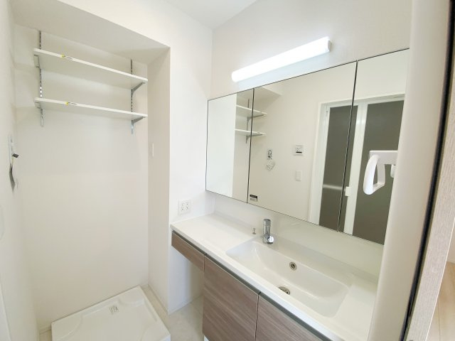 グラセフルⅢの洗面所|別号室の参考写真です。