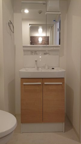 クレヴィスタ方南町の独立洗面台|独立洗面台、小物を置くことができて便利です