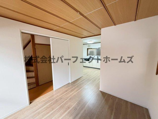 萱島東2丁目テラスハウスの居間・リビング|こちらのリビングで趣味の時間をお楽しみください