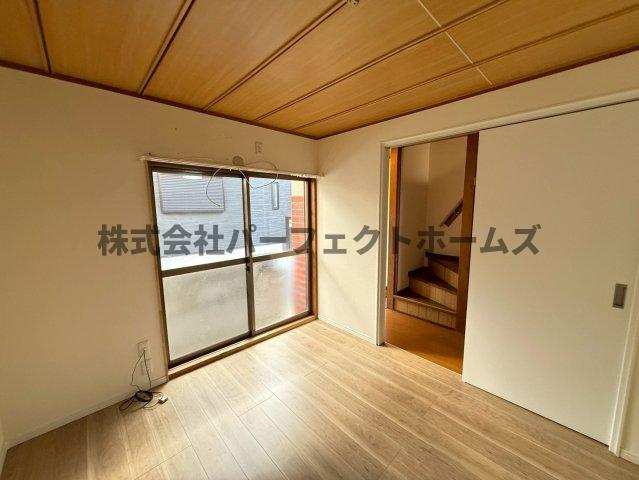 萱島東2丁目テラスハウスの居間・リビング|こちらのリビングで趣味の時間をお楽しみください