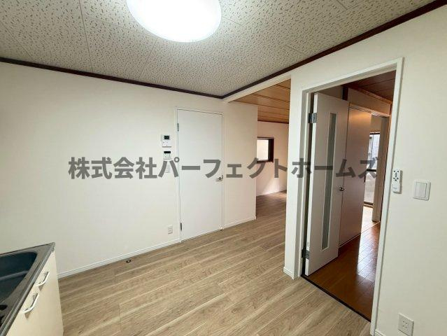 萱島東2丁目テラスハウスの居間・リビング|こちらのリビングで趣味の時間をお楽しみください