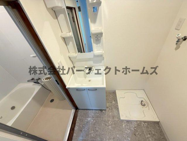 萱島東2丁目テラスハウスの洗面所|ゆったりとスペースのある洗面所