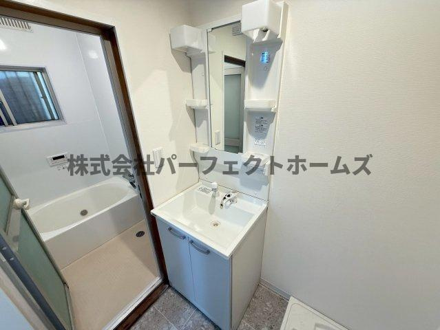 萱島東2丁目テラスハウスの独立洗面台|独立洗面台で身支度をすべて済ませてしまいましょう