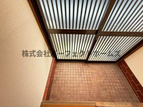 萱島東2丁目テラスハウスの玄関|明るい玄関です