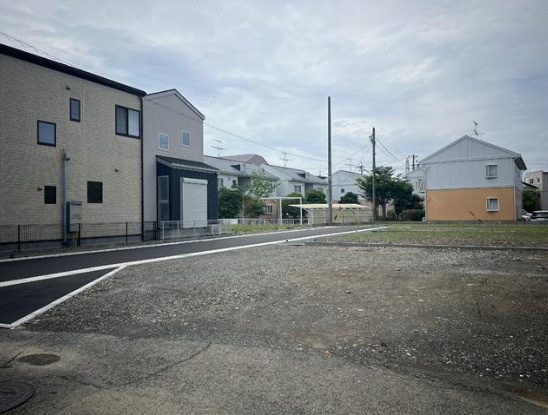 売土地　静岡市駿河区小鹿の前面道路含む現地写真