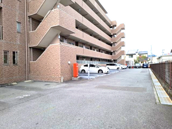 メゾンフィオーレ竜南　静岡市葵区竜南３丁目　1階の駐車場|敷地内駐車場