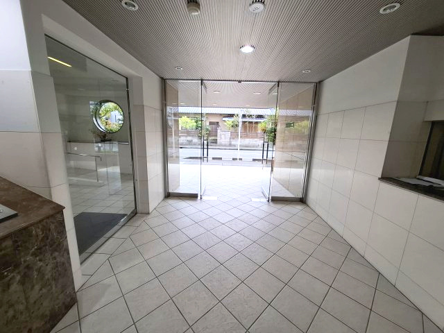 メゾンフィオーレ竜南　静岡市葵区竜南３丁目のエントランス|整備され清掃が行き届いています。