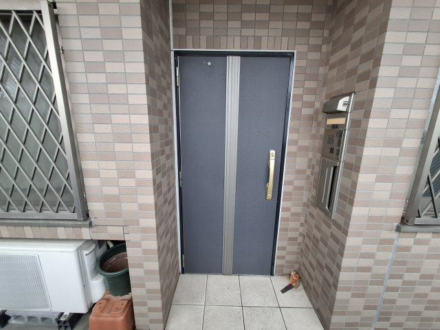 メゾンフィオーレ竜南　静岡市葵区竜南３丁目　1階の玄関