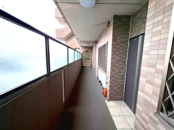 メゾンフィオーレ竜南　静岡市葵区竜南３丁目　1階の玄関|玄関前の共有部分