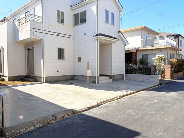 牛久市神谷2丁目　新築戸建て　A号棟の駐車場|カースペースは3台完備。ゲスト用のスペースも確保できますね♪
