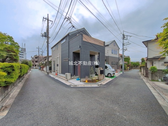 練馬区南田中5丁目 全2棟 A号棟の前面道路含む現地写真|約4.0ｍ公道×約4.0ｍ公道に面する開放感ある角地を含む全2棟