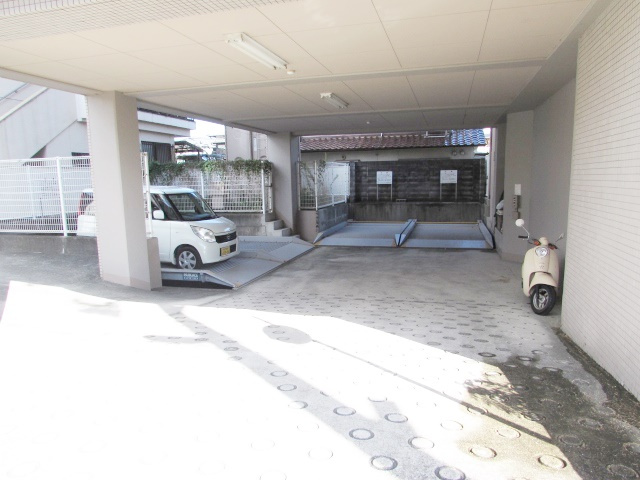 マンションボナミ田中の駐車場